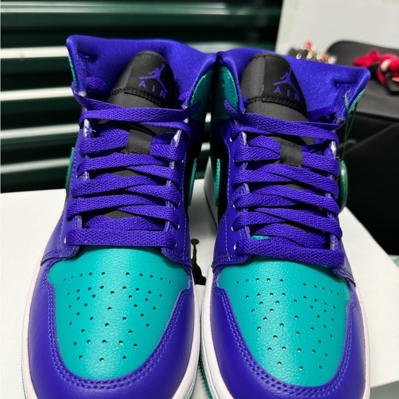 Size 7.5 - Air Jordan 1 Mid Black Grape W BRAND NEW WITH BOX - Picture 5 of 7